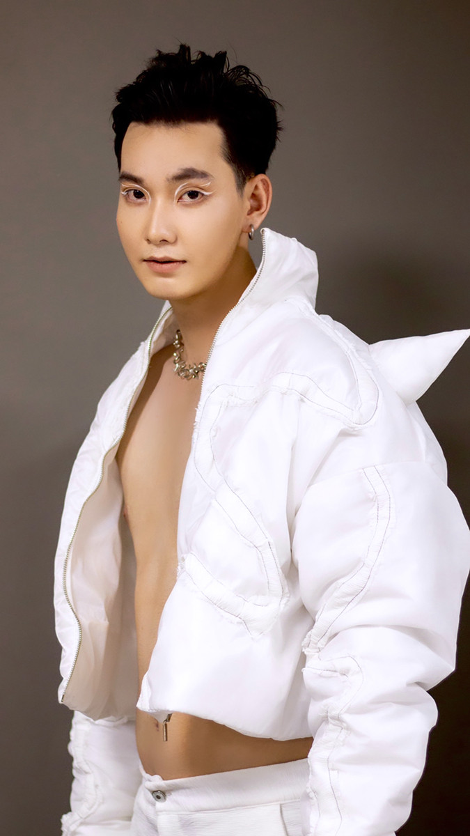 Hoàn thành chương trình học Đại học chỉ với 3/4 năm, Tài quyết định để dành thời gian năm tư cho việc theo đuổi đam mê của bản thân dưới ánh đèn sân khấu.