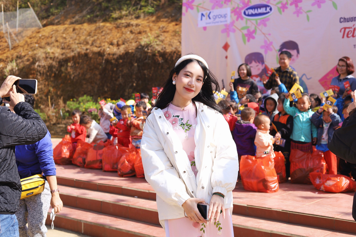 Ánh Chi trong chuyến đi từ thiện quỹ cơm có thịt cho trẻ em vùng cao. Ánh Chi trong chuyến đi từ thiện quỹ cơm có thịt cho trẻ em vùng cao.