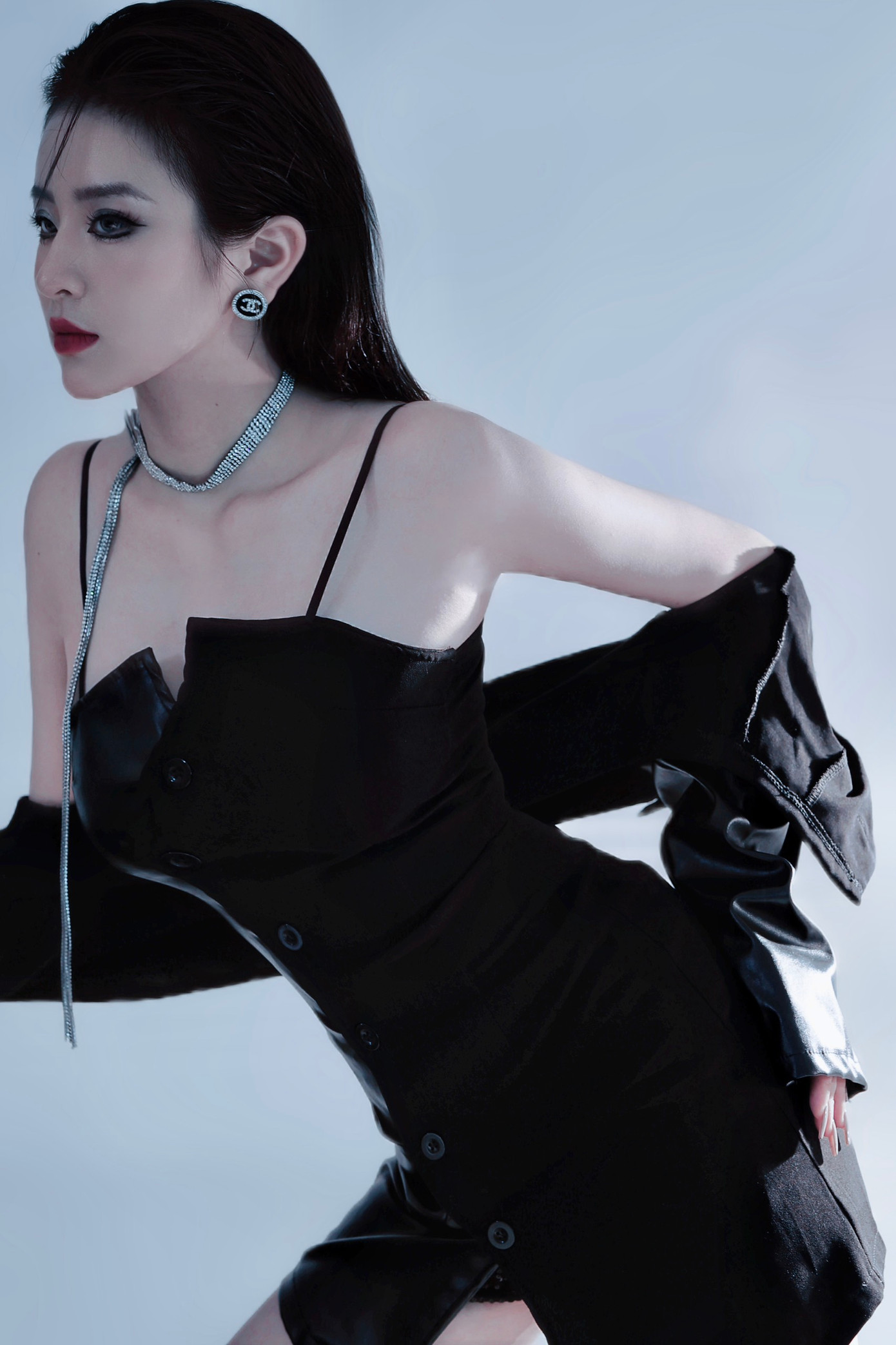 Nàng mẫu ảnh 2K5 đam mê võ thuật, từng đoạt Huy chương Bạc Karate Quốc gia