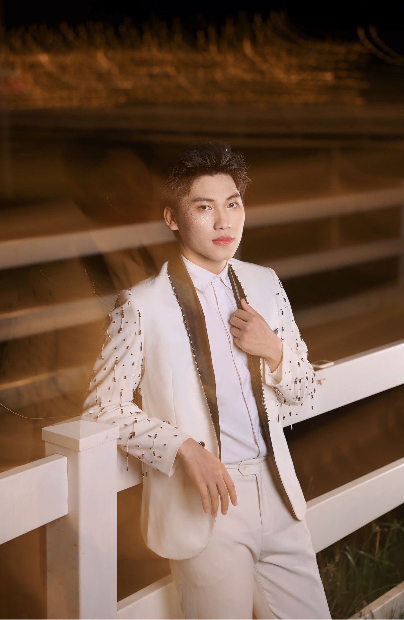 Để trang trải cuộc sống và theo đuổi đam mê, Tấn Hậu từng làm đủ mọi công việc.