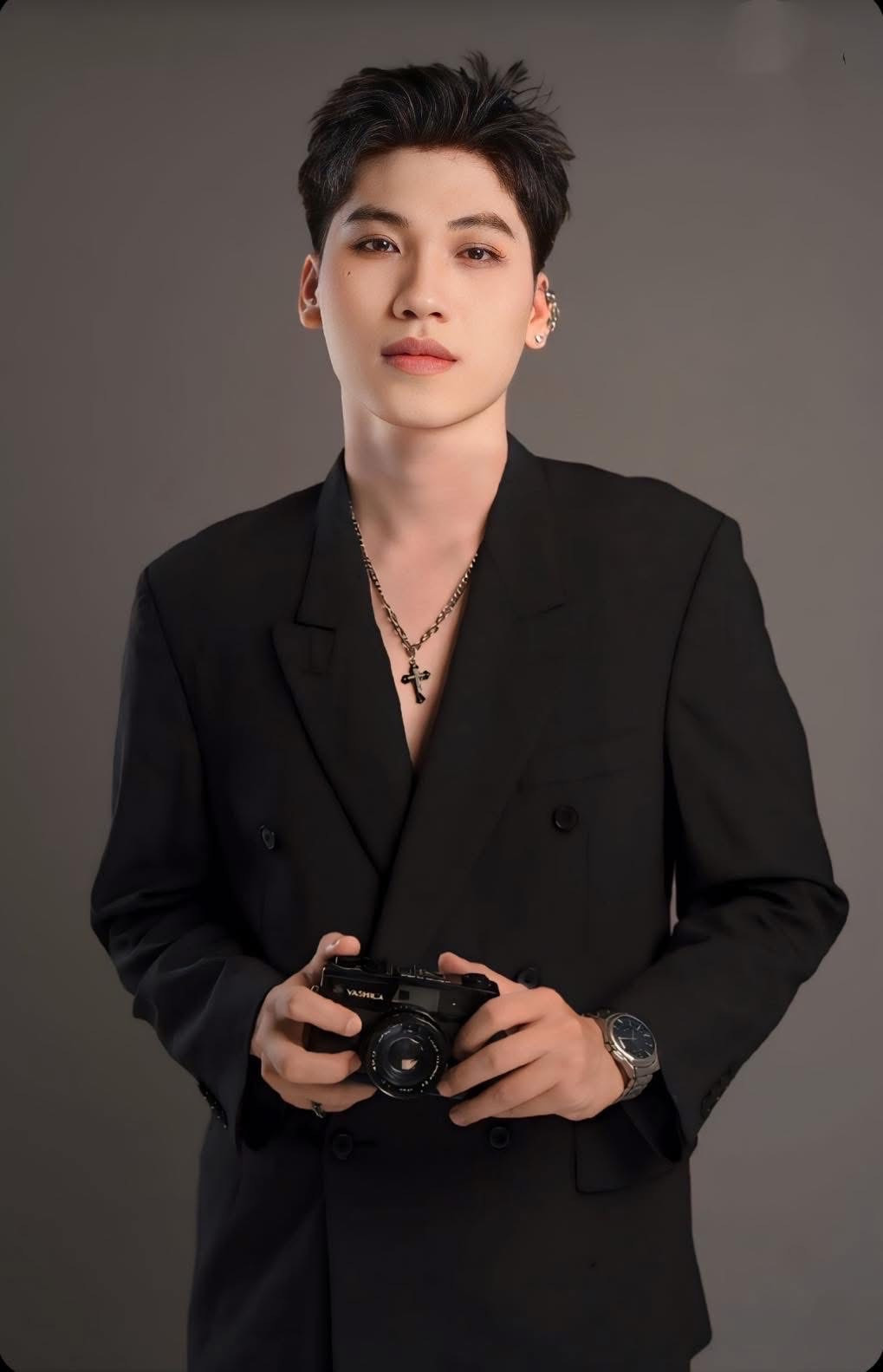 Nguyễn Tấn Hậu (sinh năm 2004) hiện đang là diễn viên, người mẫu và là học viên của Sân khấu Kịch Trương Hùng Minh.