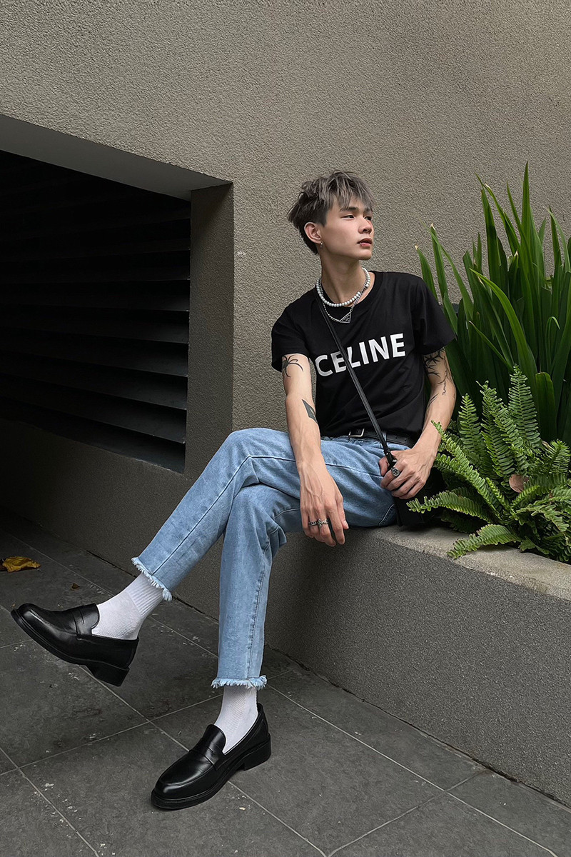 Không nhất thiết phải là “đồ hiệu” chỉ để giống với số đông, mà thay vào đó Minh Hưng luôn ưu tiên chọn những món đồ phù hợp với cá tính của riêng mình.