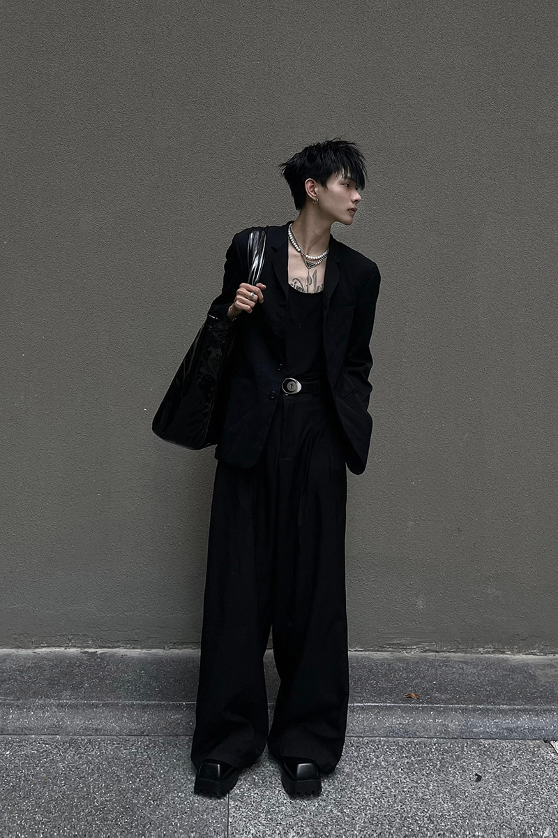 Với niềm đam mê đặc biệt dành cho thời trang, Minh Hưng luôn gây ấn tượng với mọi người bằng gu thời trang độc đáo, cá tính của bản thân.