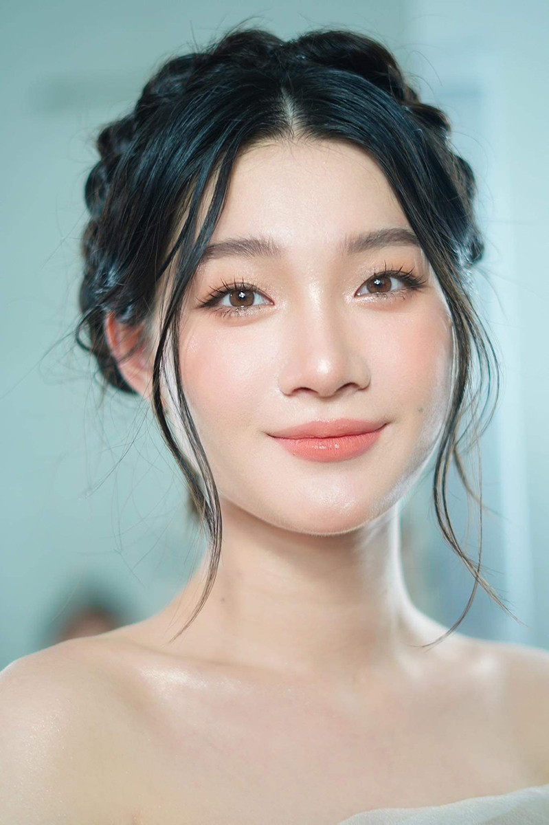 Từ nhỏ, Tiểu Phụng đã có niềm đam mê và sở thích được đứng trên sân khấu, tham gia vào các hoạt động phong trào, văn nghệ của trường, lớp.