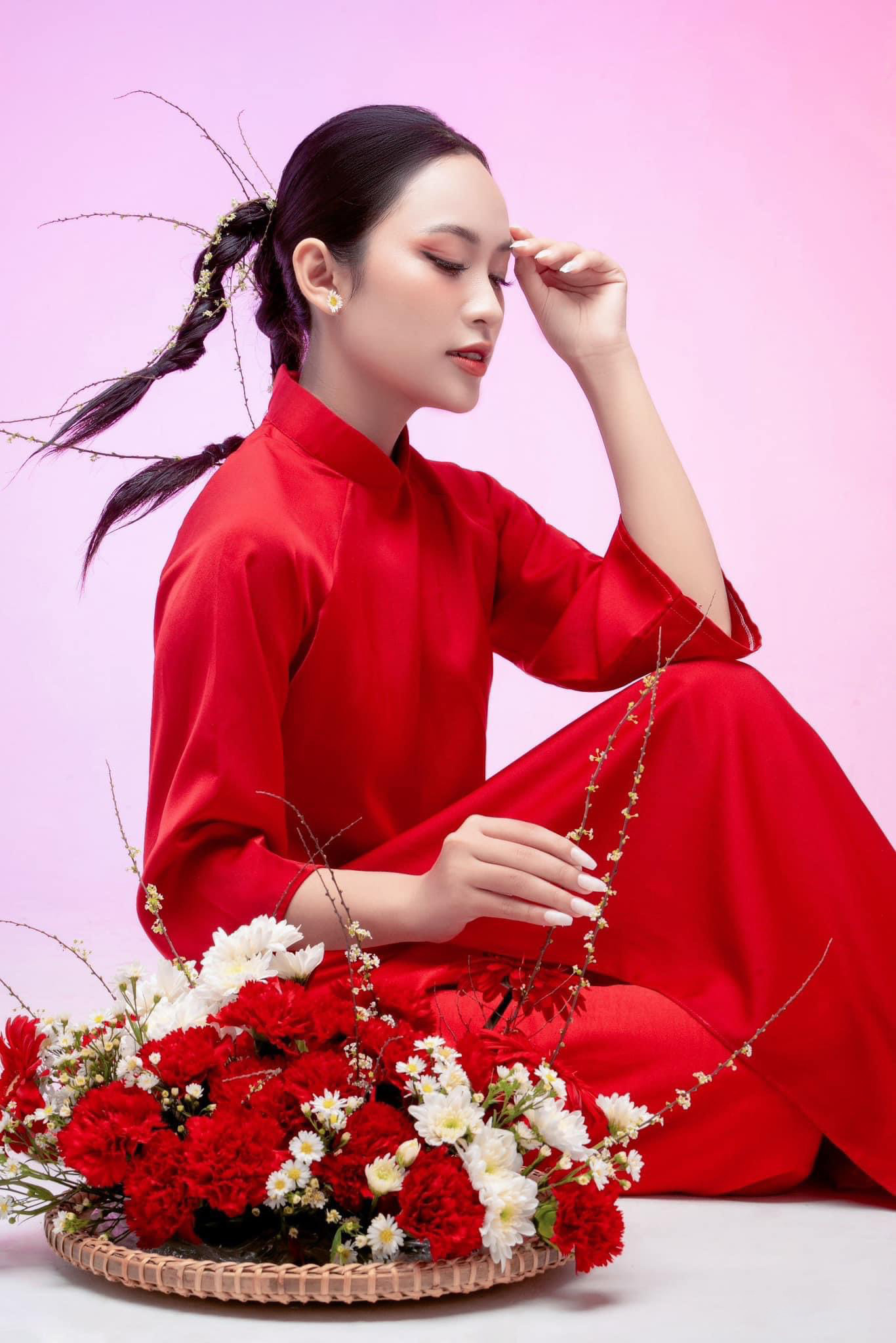 “Sắc Việt” lấy tone đỏ làm chủ đạo, tạo nên vẻ đẹp sắc sảo, tôn lên rõ các đường nét trên khuôn mặt, vừa hiện đại, vừa mang nét truyền thống của người phụ nữ Việt Nam.