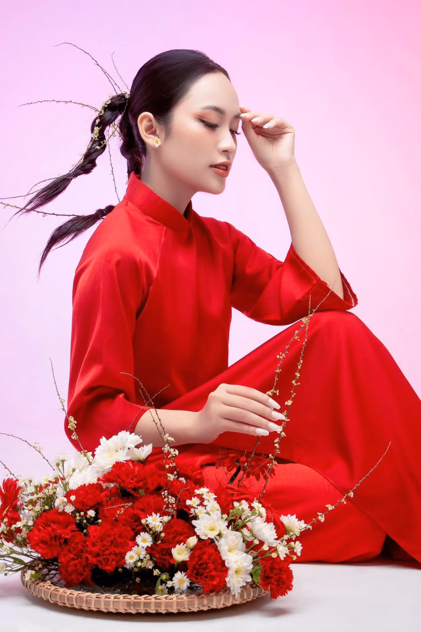 “Sắc Việt” lấy tone đỏ làm chủ đạo, tạo nên vẻ đẹp sắc sảo, tôn lên rõ các đường nét trên khuôn mặt, vừa hiện đại, vừa mang nét truyền thống của người phụ nữ Việt Nam.