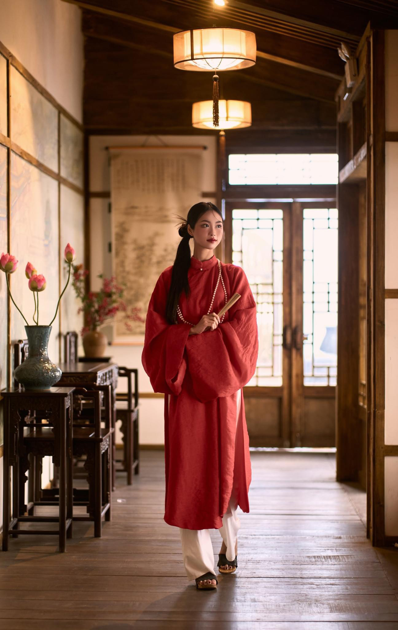 Áo dài ngũ thân là loại trang phục có cổ cao, thẳng và vuông tượng trưng cho sự chính trực của người quân tử. Áo dài ngũ thân là loại trang phục có cổ cao, thẳng và vuông tượng trưng cho sự chính trực của người quân tử.