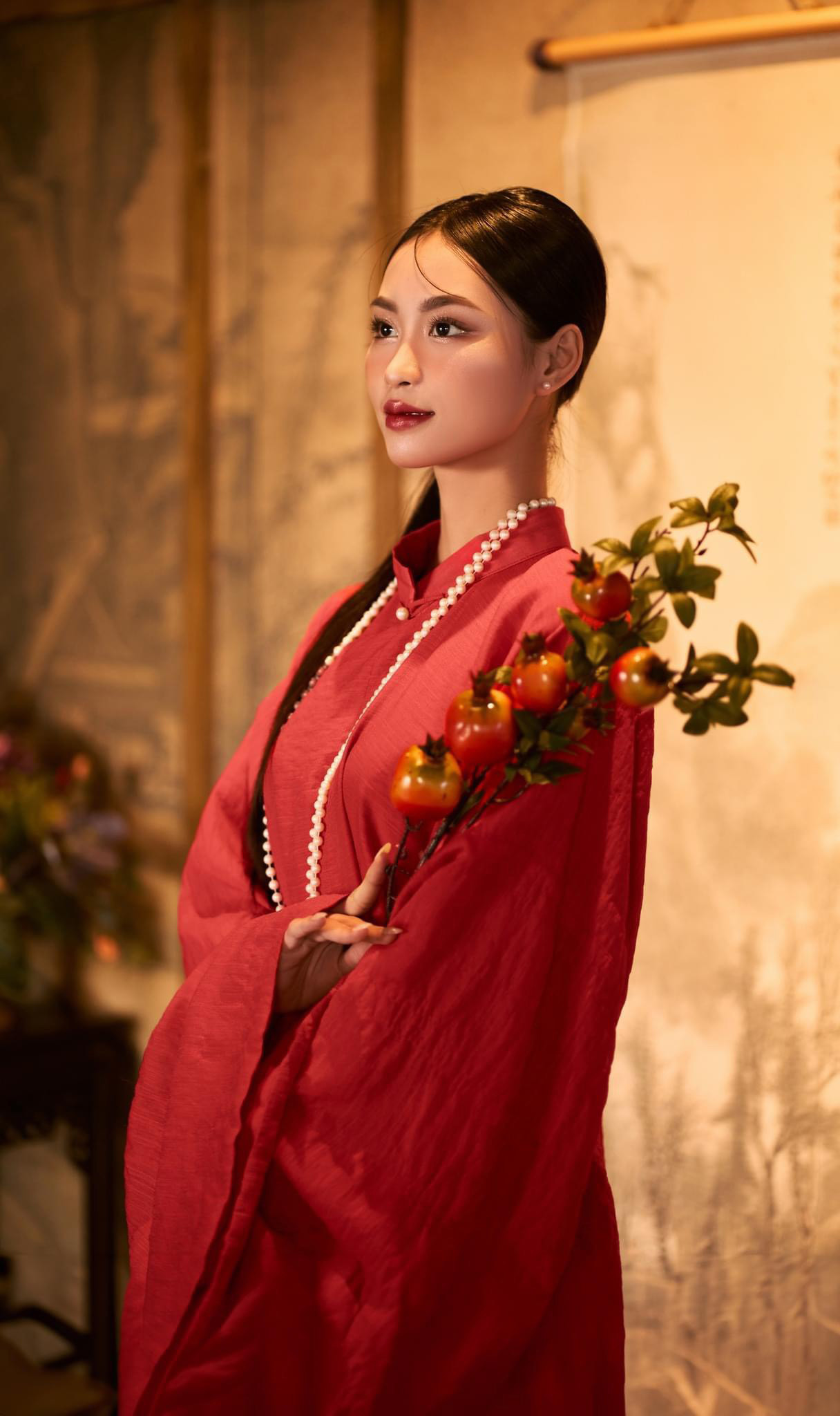 Uyên Phụng mang đến mùa Tết sự hoài cổ, xen lẫn một chút hiện đại. Uyên Phụng mang đến mùa Tết sự hoài cổ, xen lẫn một chút hiện đại.