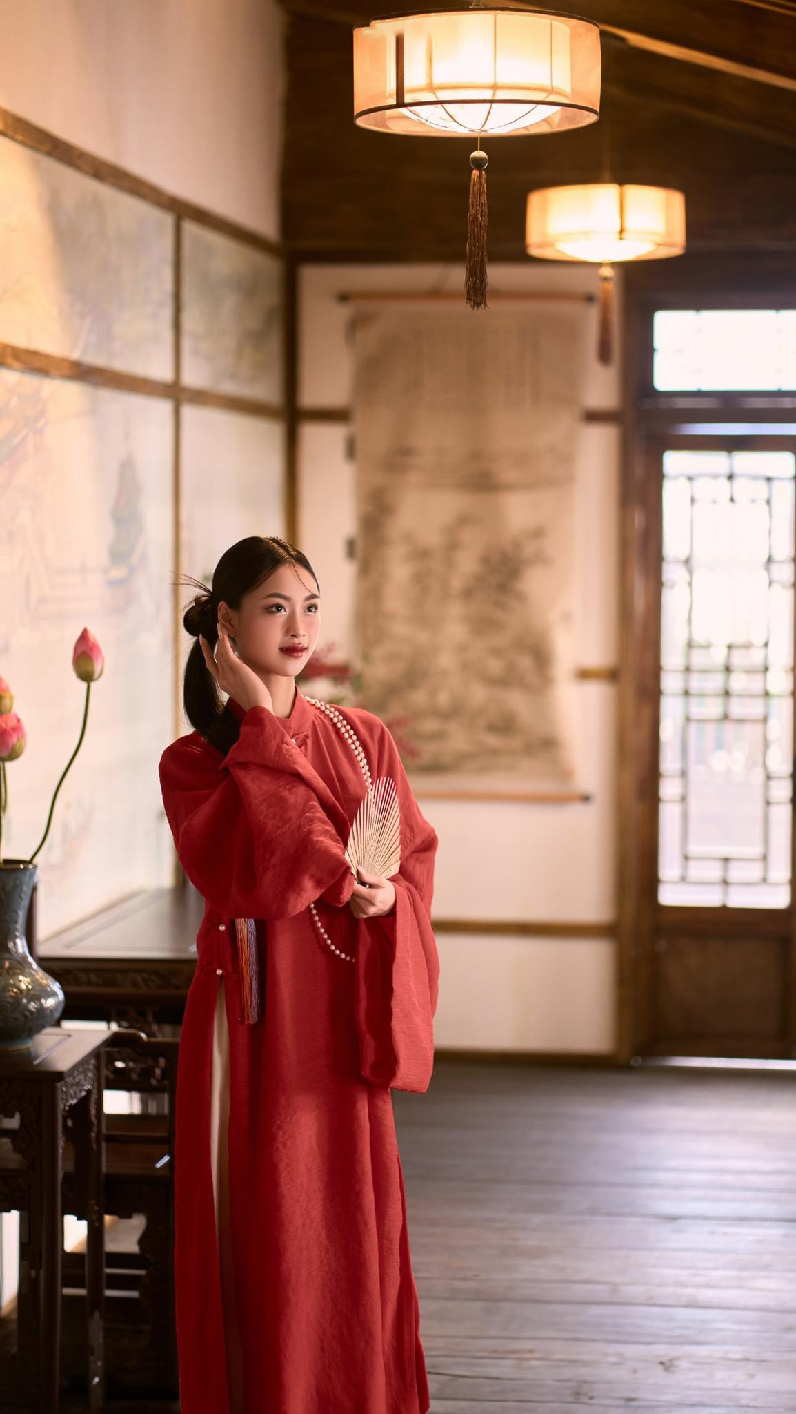 Uyên Phụng nổi bật với áo dài ngũ thân – một nét đặc trưng trong văn hóa truyền thống của người Việt. Uyên Phụng nổi bật với áo dài ngũ thân – một nét đặc trưng trong văn hóa truyền thống của người Việt.