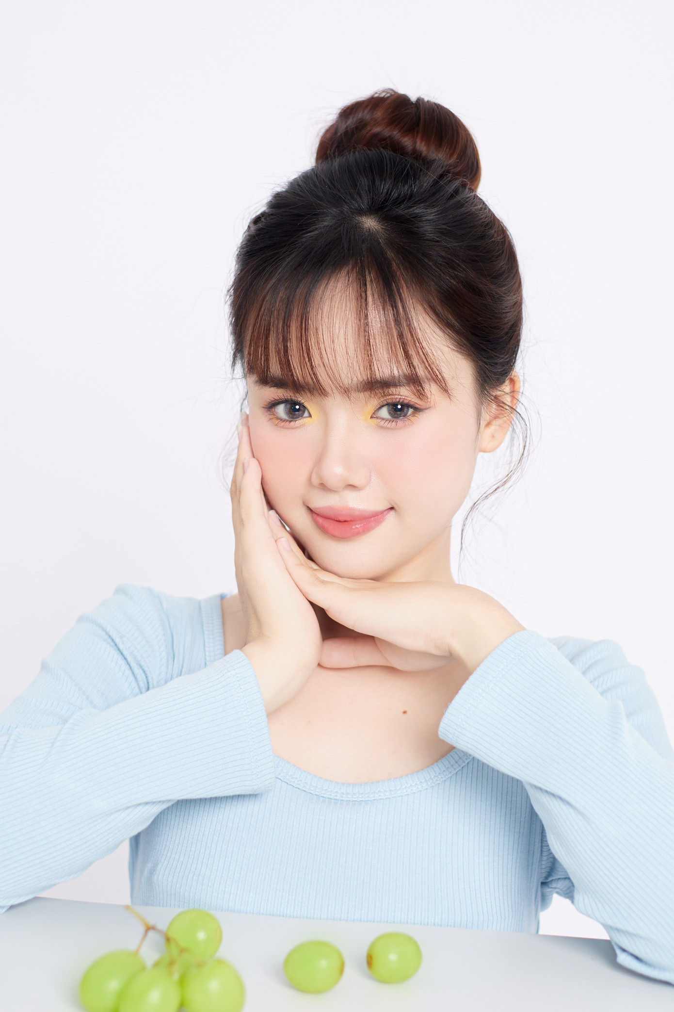 Từ một người vô cùng nhút nhát, Khánh Linh đã có thể hoàn toàn bước ra khỏi vỏ bọc của bản thân sau khi bén duyên với nghệ thuật, chinh phục ống kính. Từ một người vô cùng nhút nhát, Khánh Linh đã có thể hoàn toàn bước ra khỏi vỏ bọc của bản thân sau khi bén duyên với nghệ thuật, chinh phục ống kính.