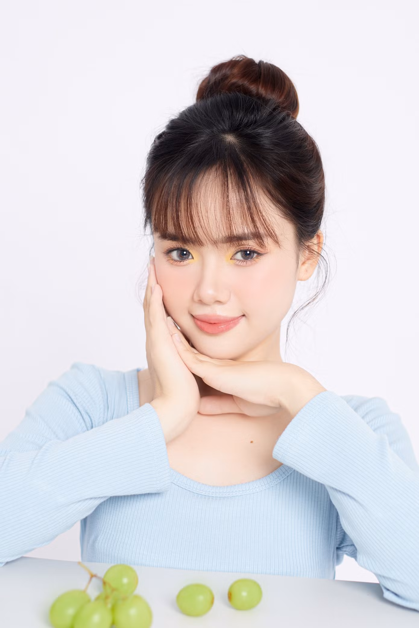 Từ một người vô cùng nhút nhát, Khánh Linh đã có thể hoàn toàn bước ra khỏi vỏ bọc của bản thân sau khi bén duyên với nghệ thuật, chinh phục ống kính.
