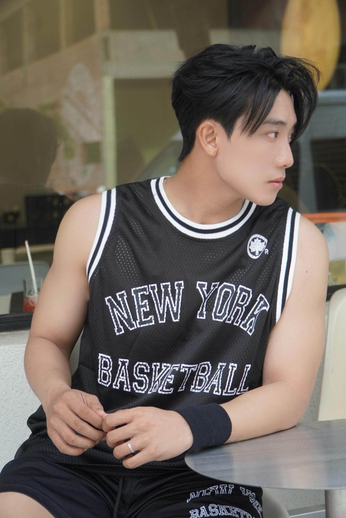 Cú "hích" xảy ra khi Lê Hưng quyết định từ bỏ công việc ổn định mà bản thân không yêu thích. Cú "hích" xảy ra khi Lê Hưng quyết định từ bỏ công việc ổn định mà bản thân không yêu thích.