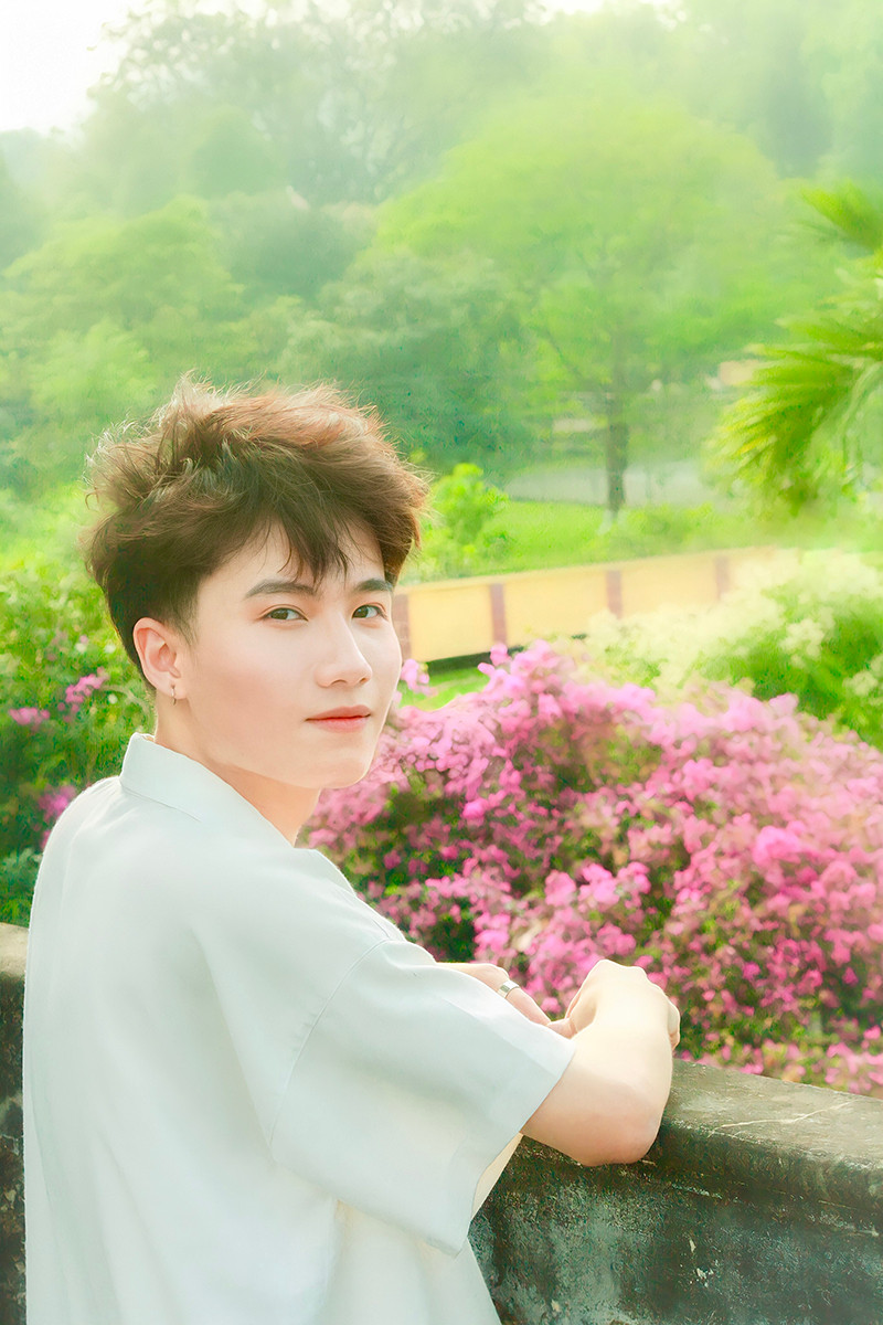 ít ai biết rằng, Thăng Long từng là nạn nhân của bạo lực học đường và từng trải qua quãng thời gian "tăm tối" khi còn là học sinh. ít ai biết rằng, Thăng Long từng là nạn nhân của bạo lực học đường và từng trải qua quãng thời gian "tăm tối" khi còn là học sinh.