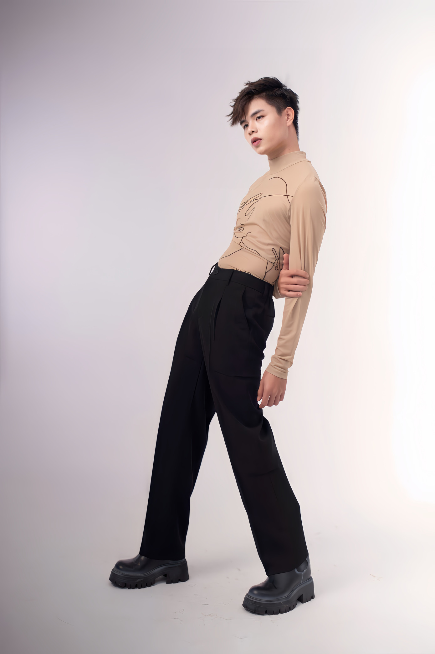 Bên cạnh công việc học, Ricmin Hoàng còn là người mẫu và ca sĩ tự do. Bên cạnh công việc học, Ricmin Hoàng còn là người mẫu và ca sĩ tự do.