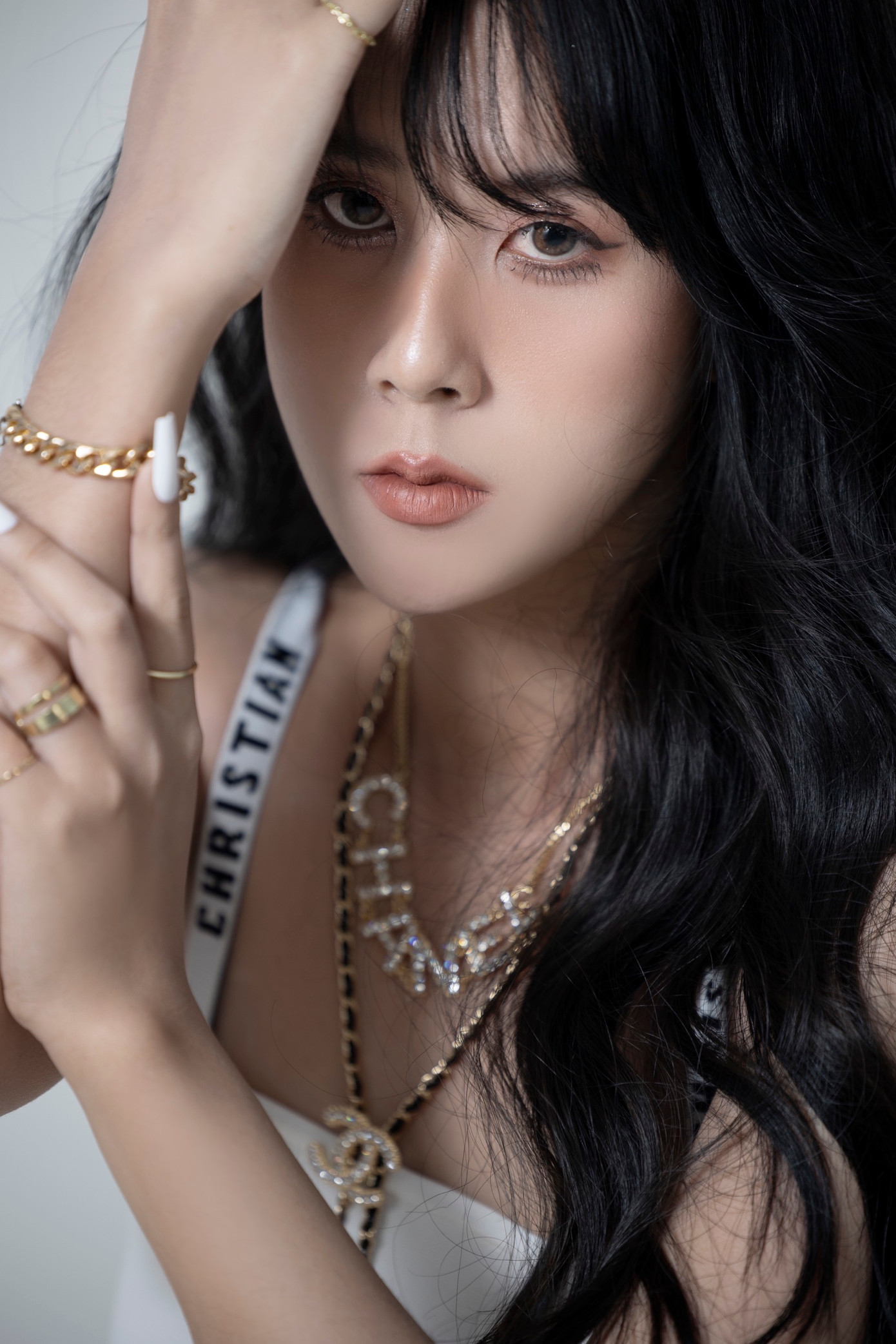 Nguyễn Vân (sinh năm 1997) đang được biết đến là một hair stylist (nhà tạo mẫu tóc) tại Hà Nội, đứng sau góp phần làm nên vẻ đẹp của nhiều hoa hậu, á hậu, diễn viên nổi tiếng. Nguyễn Vân (sinh năm 1997) đang được biết đến là một hair stylist (nhà tạo mẫu tóc) tại Hà Nội, đứng sau góp phần làm nên vẻ đẹp của nhiều hoa hậu, á hậu, diễn viên nổi tiếng.