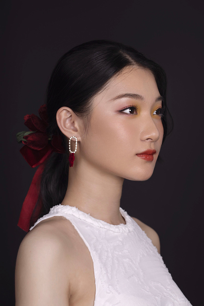 Lý Tiểu Phụng (sinh năm 2004) hiện đang là sinh viên ngành Ngôn ngữ Anh của trường Đại học Tôn Đức Thắng.