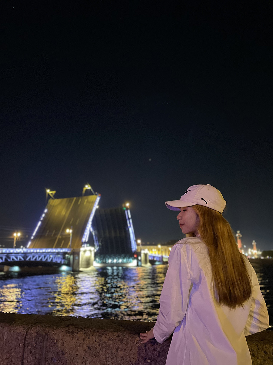 Từ cô sinh viên của trường Đại học Ngoại ngữ, Nhật Vinh đã đạt học bổng du học toàn phần sau khi tham gia và giành chiến thắng tại kỳ thi “Olympic Tiếng Nga”, cùng điểm GPA đạt 3.51. Từ cô sinh viên của trường Đại học Ngoại ngữ, Nhật Vinh đã đạt học bổng du học toàn phần sau khi tham gia và giành chiến thắng tại kỳ thi “Olympic Tiếng Nga”, cùng điểm GPA đạt 3.51.