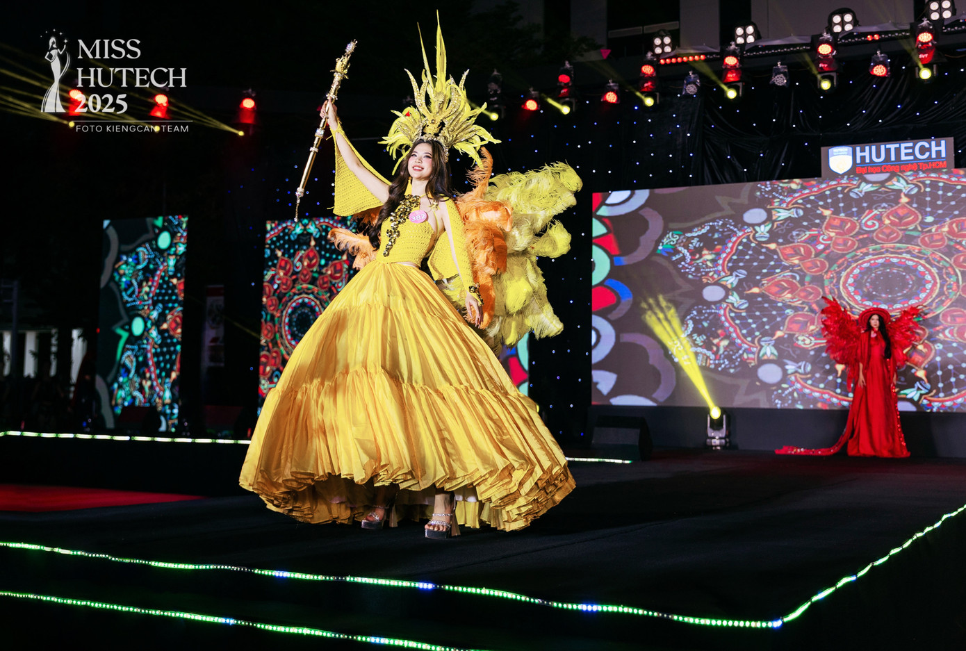 Đằng sau vẻ ngoài dịu dàng của Hoàng Huyên là một trái tim luôn rực cháy với đam mê nghệ thuật và khát khao được tỏa sáng trên sân khấu. Đằng sau vẻ ngoài dịu dàng của Hoàng Huyên là một trái tim luôn rực cháy với đam mê nghệ thuật và khát khao được tỏa sáng trên sân khấu.