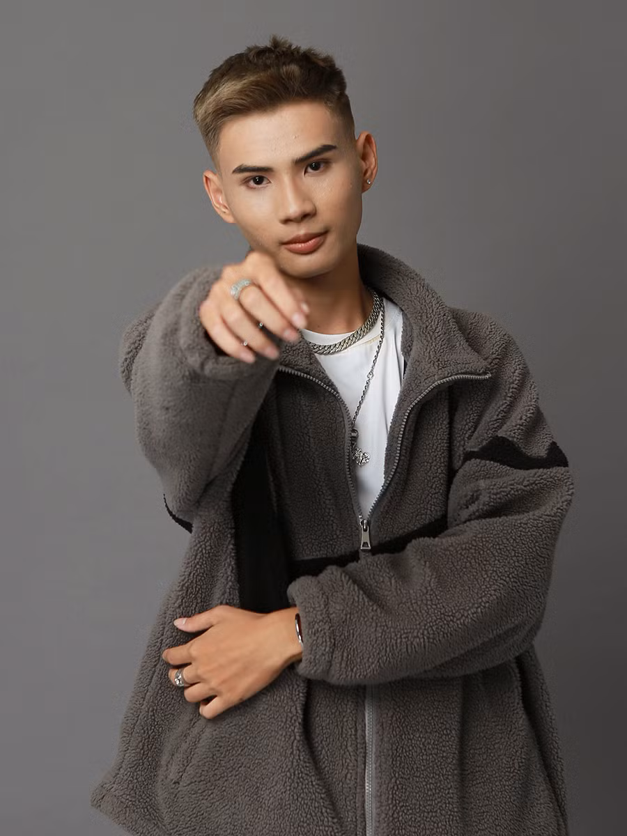 Là một Gen Z thuộc thế hệ năng động, HEETEE hiện đang theo đuổi đam mê hoạt động âm nhạc của bản thân. Là một Gen Z thuộc thế hệ năng động, HEETEE hiện đang theo đuổi đam mê hoạt động âm nhạc của bản thân.