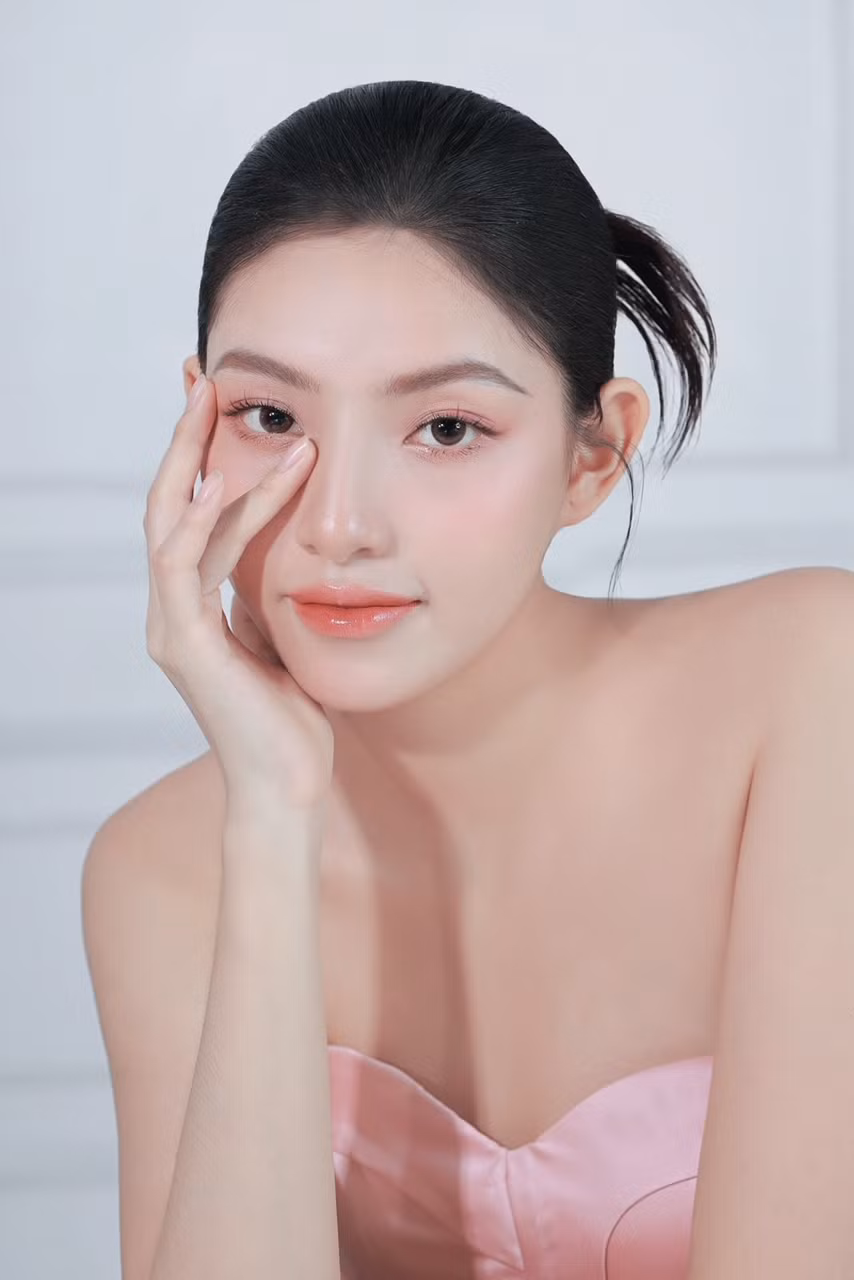 Vũ Thị Thu Trang (sinh năm 1999) được biết đến là người mẫu ảnh tự do.
