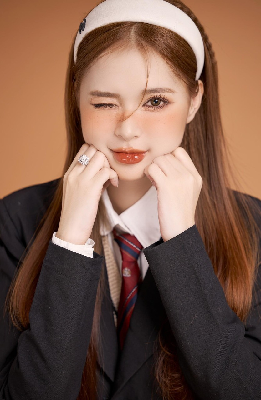 Nguyễn Thị Anh Thư (sinh năm 2001) hiện đang là lễ tân khách sạn và là người mẫu ảnh tự do.