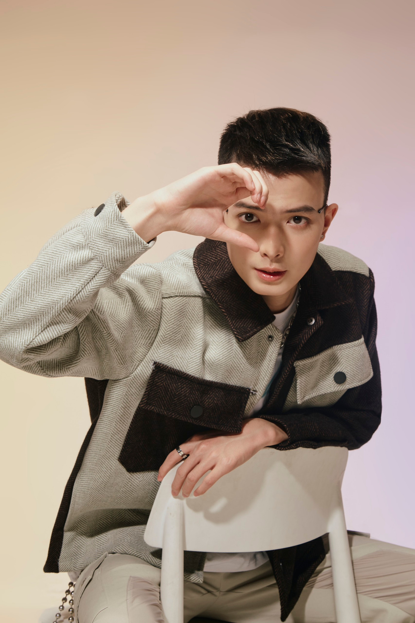 Nguyễn Văn Hùng (sinh năm 2002) đang là sinh viên chuyên ngành Diễn viên kịch – điện ảnh, truyền hình của Trường Đại học Sân khấu - Điện ảnh Hà Nội.