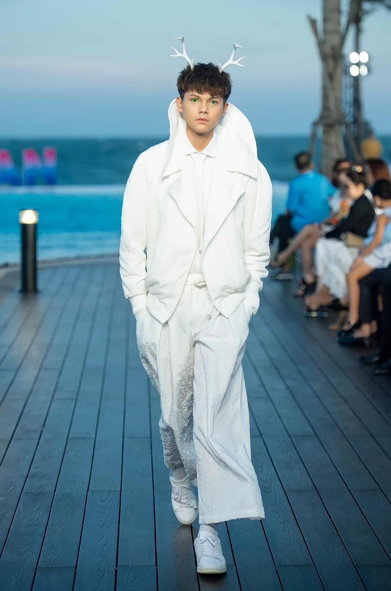 Sở hữu gương mặt rất tây với đôi mắt sâu, cùng sống mũi cao thẳng, bên cạnh công việc học, Đức Ân còn là người mẫu tự do và làm việc tại tiệm tóc.