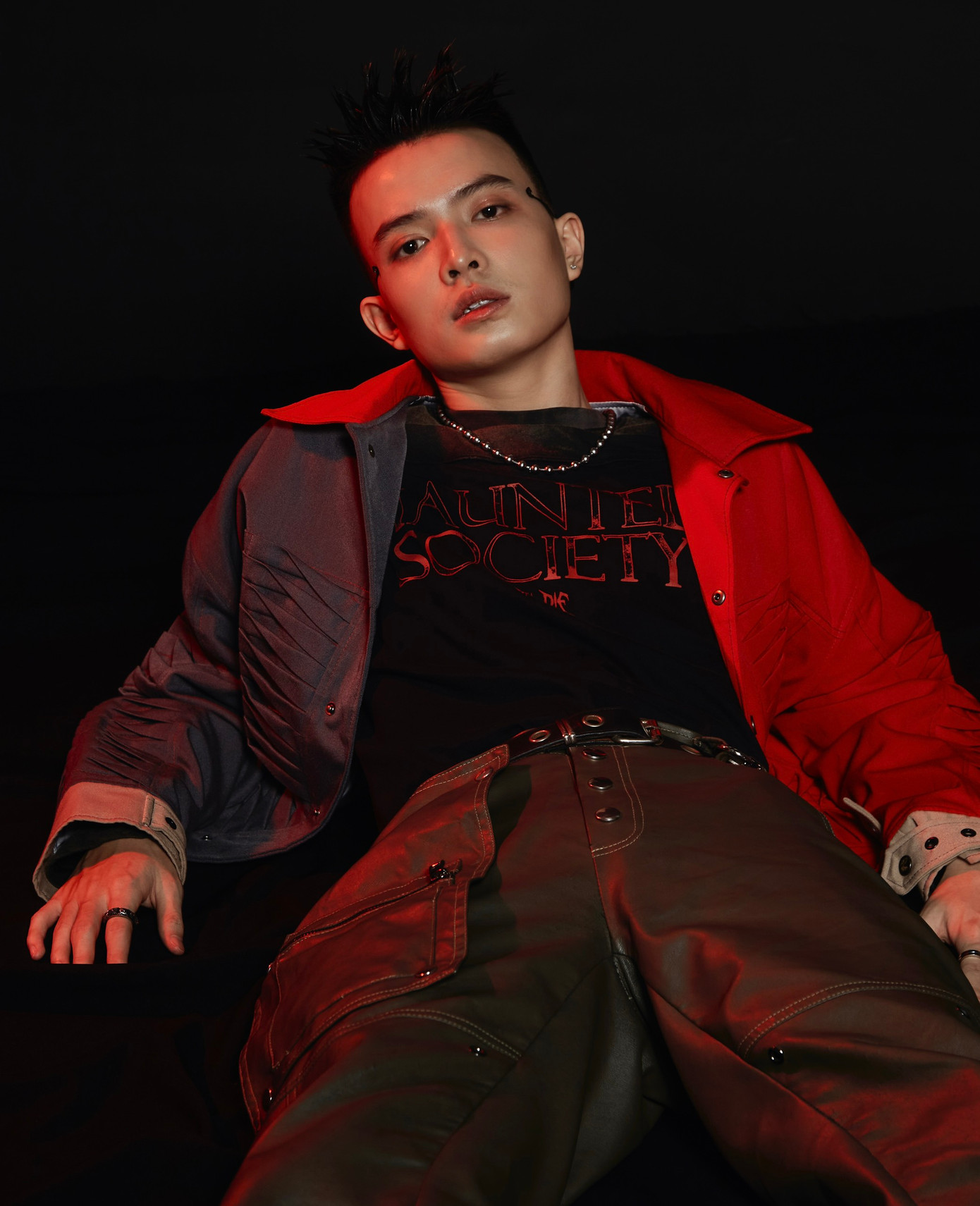 Là một người yêu thích cái đẹp, Văn Hùng luôn cố gắng cải thiện bản thân từng ngày để trở nên tốt đẹp hơn về cả bên ngoài lẫn vẻ đẹp bên trong.