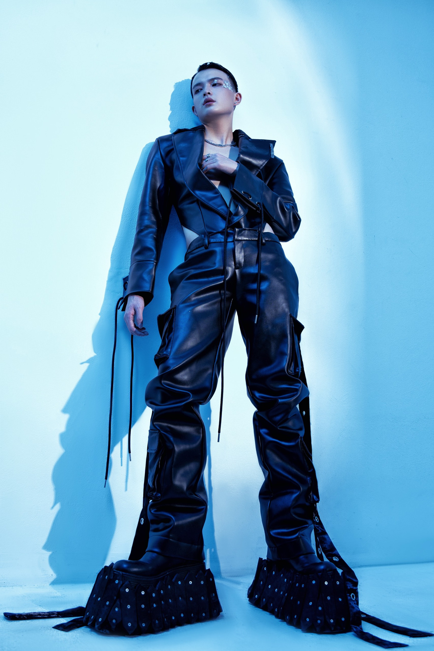 Sinh ra trong một gia đình có truyền thống kinh doanh, vậy nên khi đến với nghề Văn Hùng cũng gặp rất nhiều bỡ ngỡ.