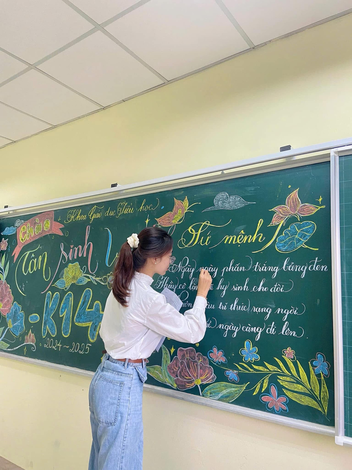 Tại ngôi trường Đại học mà bản thân đang theo đuổi, Quỳnh Trang không chỉ được trau dồi kiến thức chuyên môn, mà còn phát hiện ra thêm một niềm đam mê mới là trang trí bảng. Tại ngôi trường Đại học mà bản thân đang theo đuổi, Quỳnh Trang không chỉ được trau dồi kiến thức chuyên môn, mà còn phát hiện ra thêm một niềm đam mê mới là trang trí bảng.