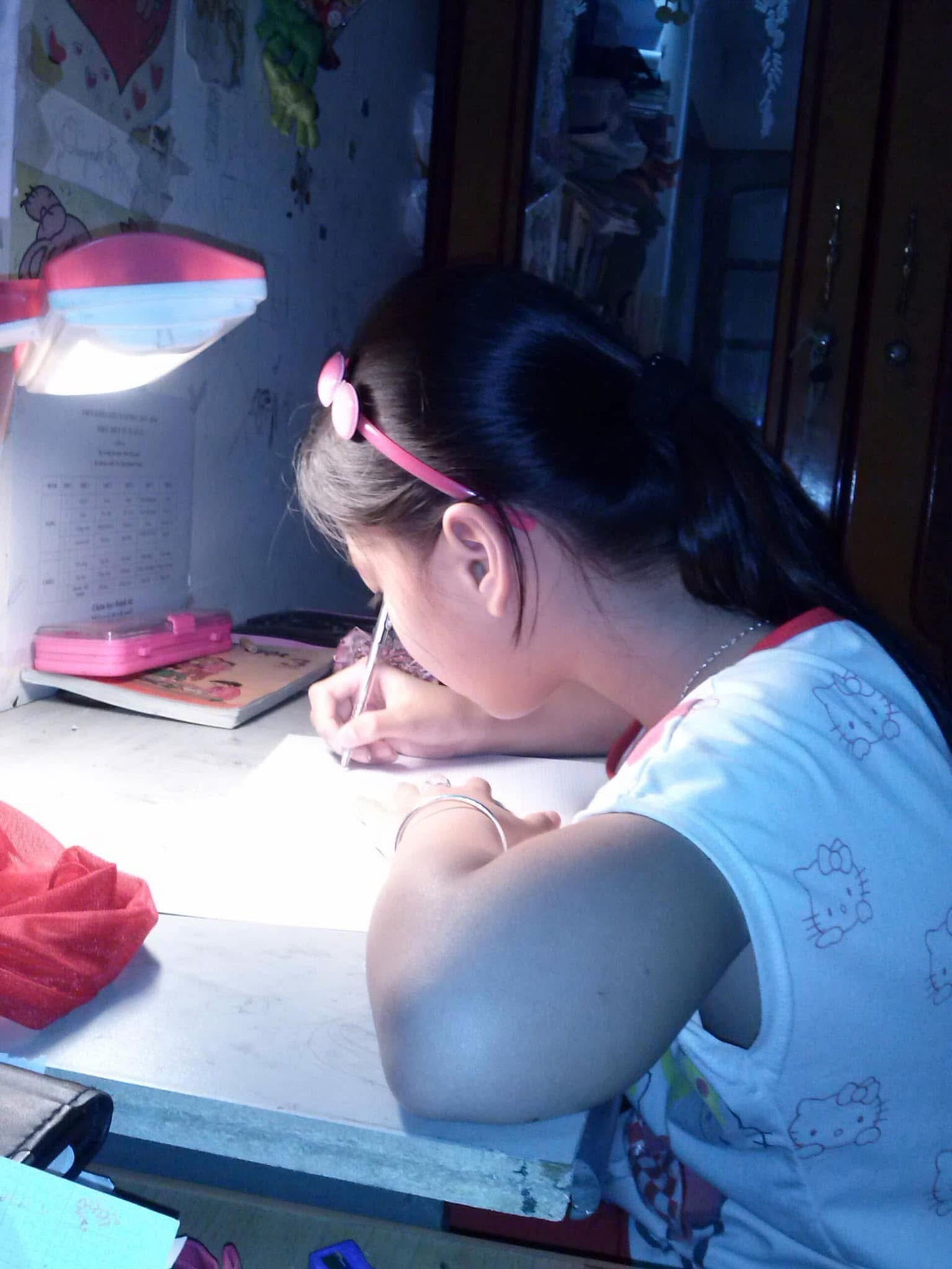 Từ cô học trò bị cô giáo nhận xét là "viết còn bẩn, nhanh, cần rèn luyện nhiều", Quỳnh Trang đã không ngừng nỗ lực rèn luyện, trở thành cô sinh viên đam mê luyện chữ. Từ cô học trò bị cô giáo nhận xét là "viết còn bẩn, nhanh, cần rèn luyện nhiều", Quỳnh Trang đã không ngừng nỗ lực rèn luyện, trở thành cô sinh viên đam mê luyện chữ.