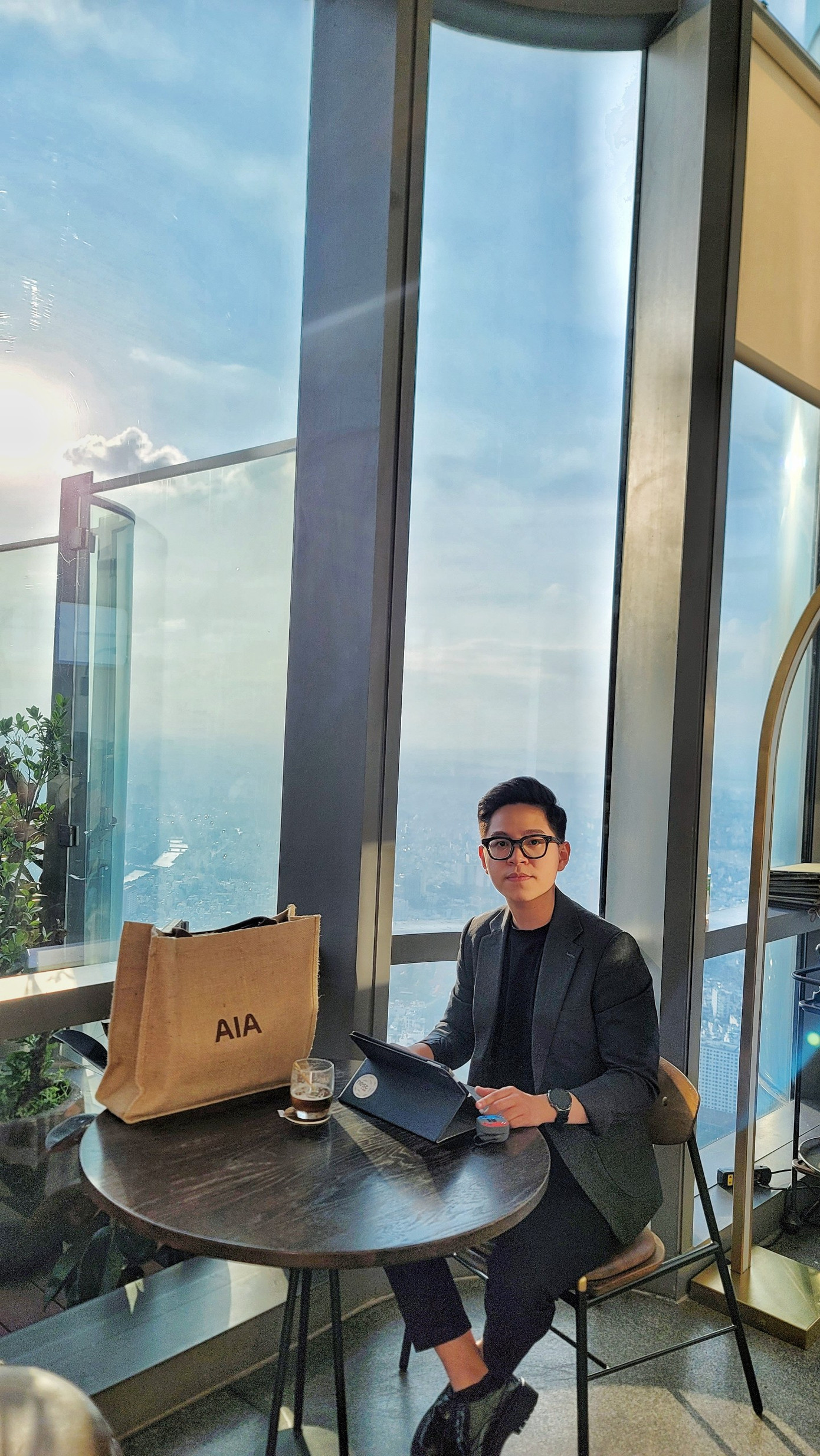 Hiện tại, Việt Đức đang là Trưởng phòng Phát triển kinh doanh trẻ tuổi nhất của công ty. Hiện tại, Việt Đức đang là Trưởng phòng Phát triển kinh doanh trẻ tuổi nhất của công ty.