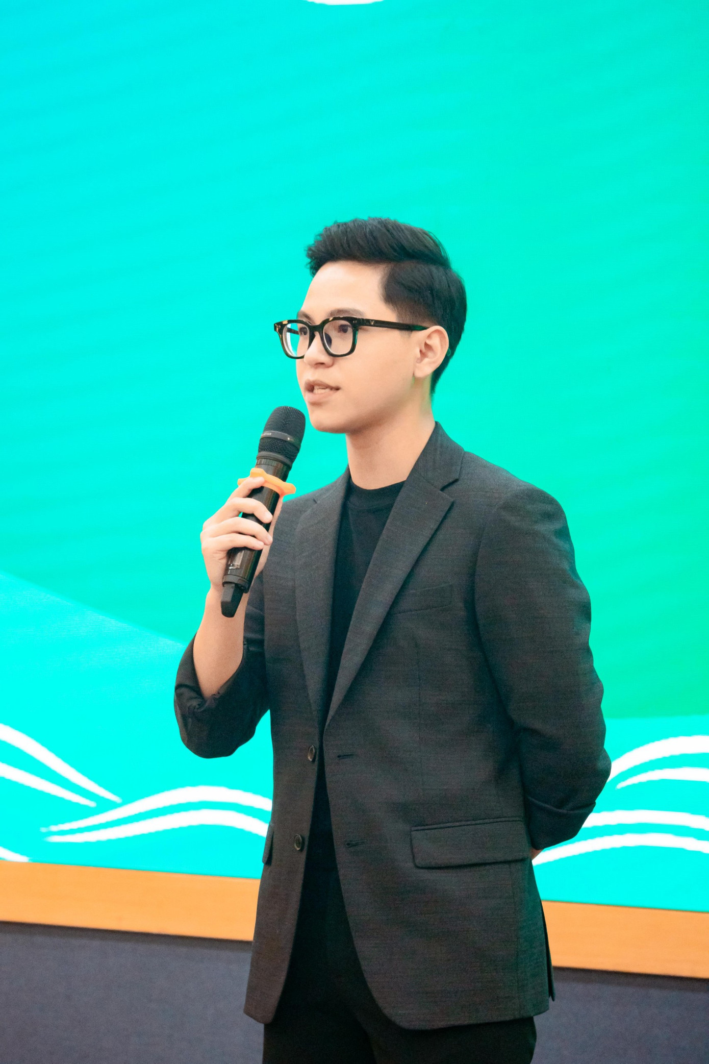 Trước nhiều ngã rẽ đầy màu sắc của cuộc sống, Việt Đức lựa chọn đi nhiều cung đường khác nhau. Trước nhiều ngã rẽ đầy màu sắc của cuộc sống, Việt Đức lựa chọn đi nhiều cung đường khác nhau.