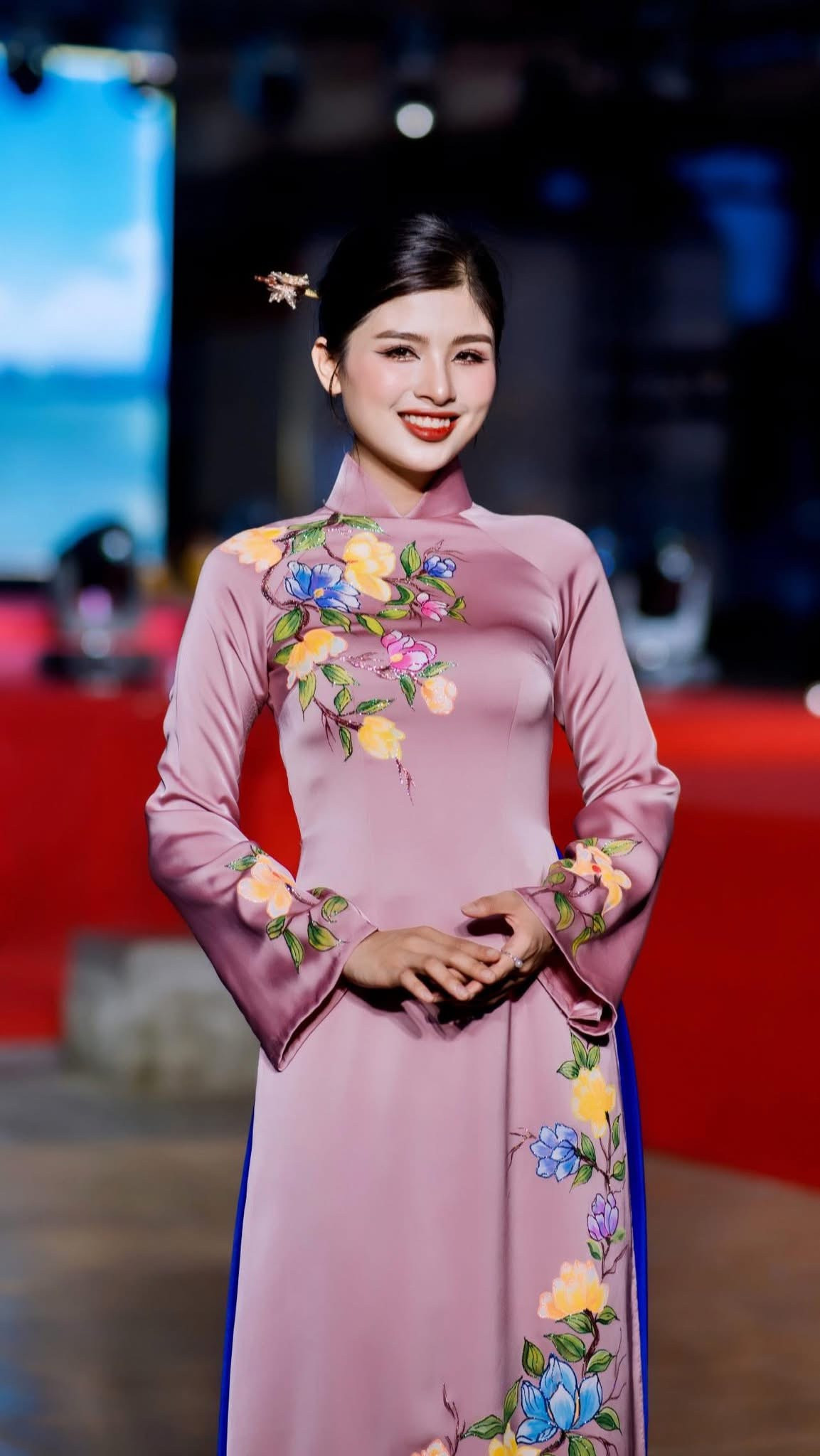 Hoài Thương trải qua tuổi thơ thiếu thốn tình mẫu tử và nguồn động lực từ lòng trắc ẩn.