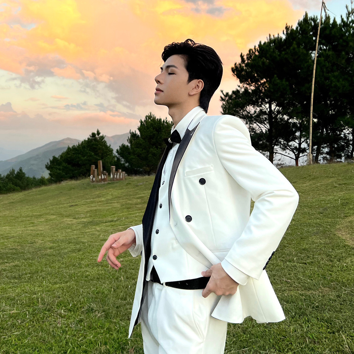 Là một người yêu thích làm nghệ thuật, đam mê trải nghiệm, Minh Quang luôn mong muốn được sống và cống hiến hết mình cho nghệ thuật.