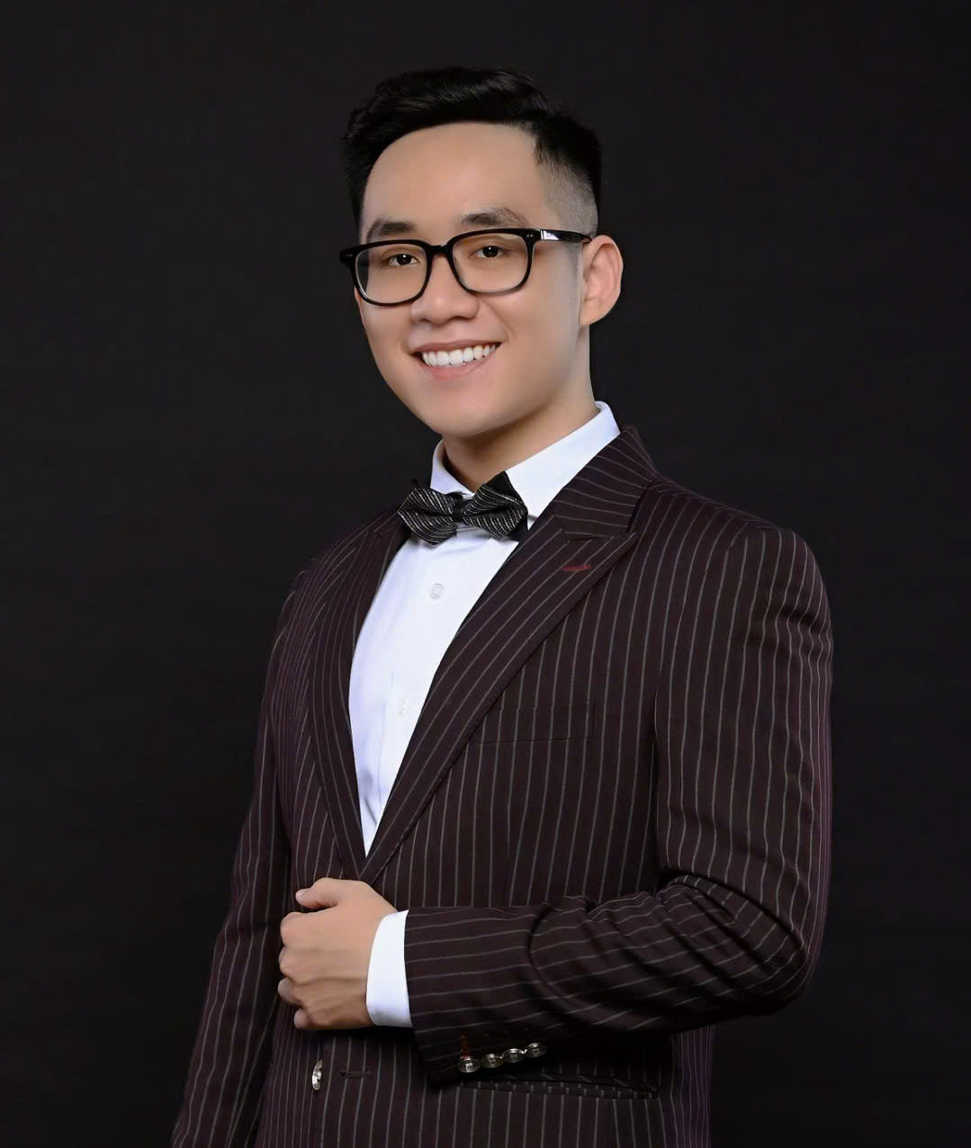 Nguyễn Trần Hiếu (sinh năm 2001) tốt nghiệp Học viện Âm nhạc Quốc gia Việt Nam.