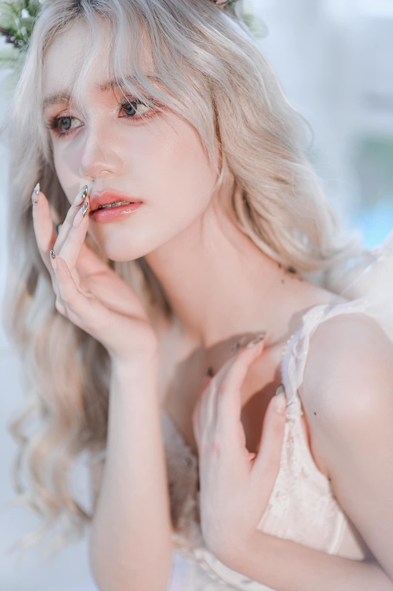 Mia LaLi (sinh năm 2003) được biết đến là người mẫu ảnh, mẫu livestream Tiktok, KOL.