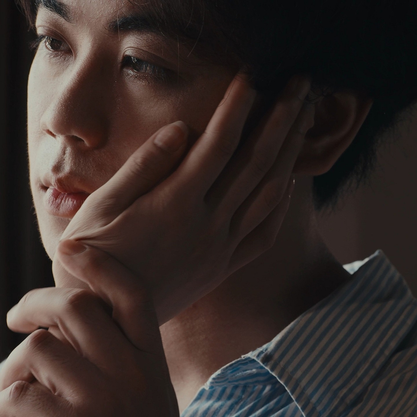 Niềm đam mê nghệ thuật được Đình Chung bắt đầu bộc lộ ngay từ khi còn nhỏ, với nhiều vai diễn trong các vở kịch của trường.