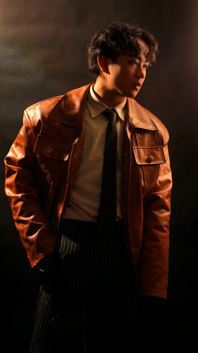 Bên cạnh công việc học, Đình Chung còn là người mẫu ảnh, diễn viên, agency.