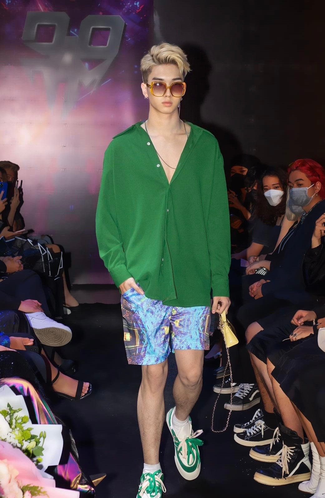 Thấu hiểu hơn hết tình trạng bệnh trầm cảm đối với giới trẻ đang ngày một tăng cao, Trung Hiếu mong muốn lan tỏa giá trị, năng lượng và sự tích cực, động viên đến với những ai đã và đang gặp khó khăn, hay phải đối diện với căn bệnh tâm lý này. Thấu hiểu hơn hết tình trạng bệnh trầm cảm đối với giới trẻ đang ngày một tăng cao, Trung Hiếu mong muốn lan tỏa giá trị, năng lượng và sự tích cực, động viên đến với những ai đã và đang gặp khó khăn, hay phải đối diện với căn bệnh tâm lý này.