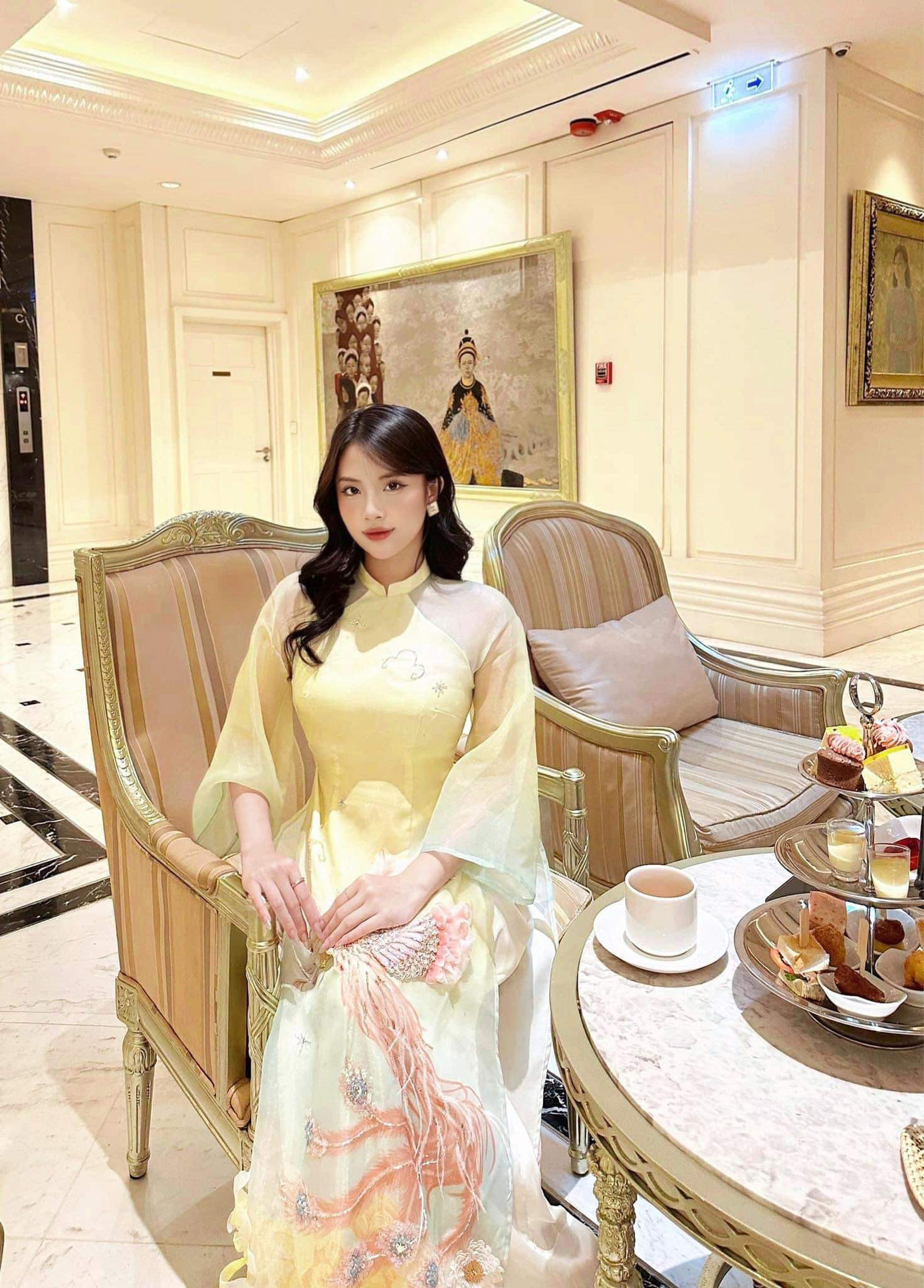 Từ một người rụt rè, sống hướng nội, sợ máy ảnh, nhờ sự cố gắng và ham học hỏi, Quỳnh Anh đã hoàn toàn làm quen và chinh phục được ống kính. Từ một người rụt rè, sống hướng nội, sợ máy ảnh, nhờ sự cố gắng và ham học hỏi, Quỳnh Anh đã hoàn toàn làm quen và chinh phục được ống kính.