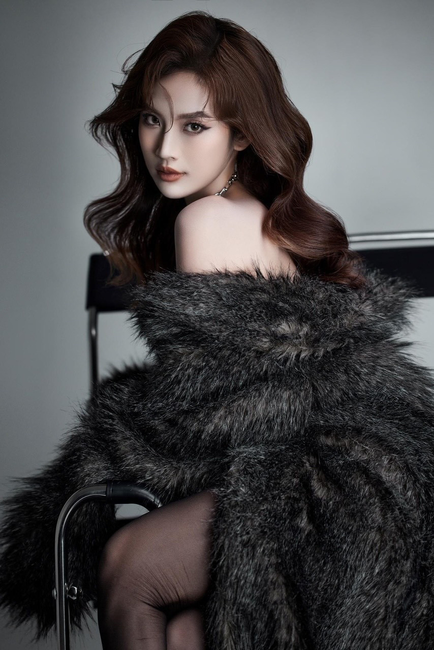 Có thể nói, công việc người mẫu ảnh đã thay đổi hoàn toàn cuộc sống của Quỳnh Anh. Có thể nói, công việc người mẫu ảnh đã thay đổi hoàn toàn cuộc sống của Quỳnh Anh.