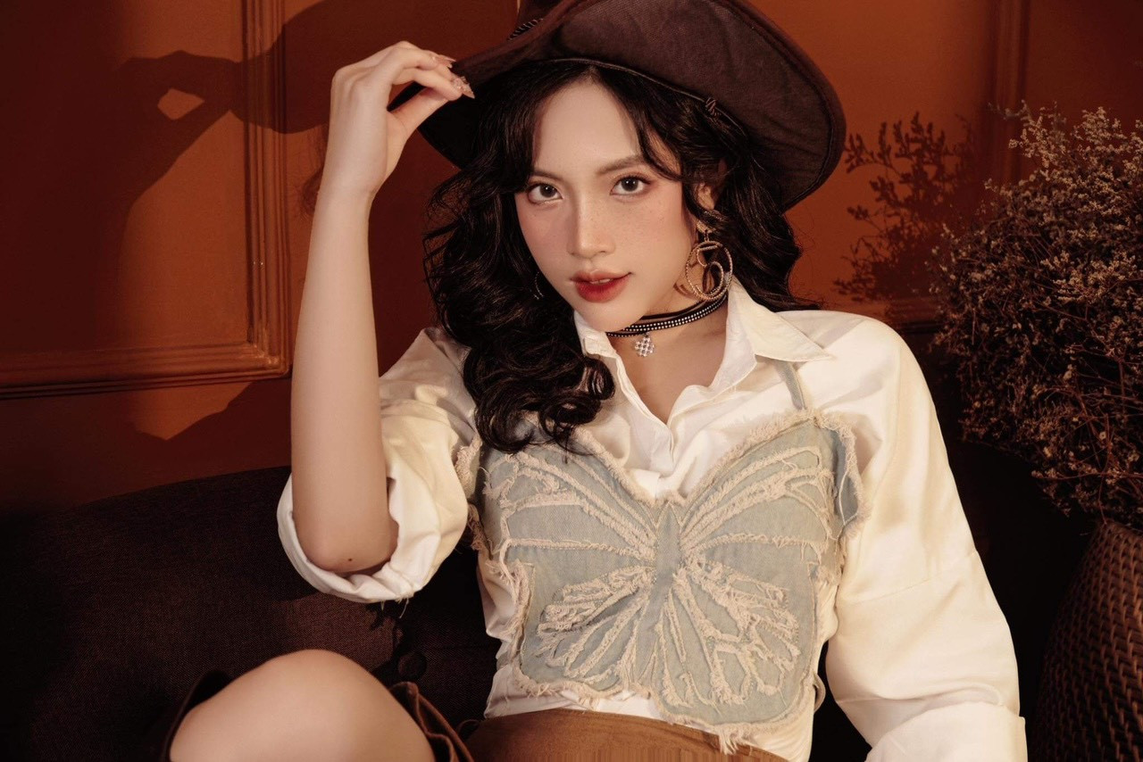 Lương Quỳnh Anh (sinh năm 2001) đang là sinh viên của trường Đại học Kinh tế Quốc dân. Lương Quỳnh Anh (sinh năm 2001) đang là sinh viên của trường Đại học Kinh tế Quốc dân.