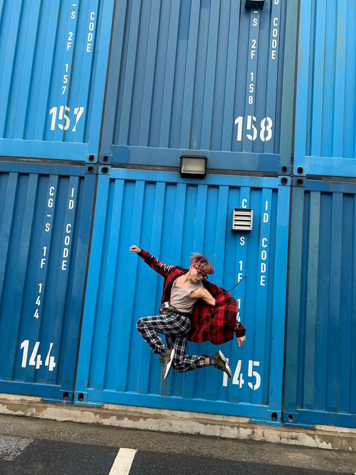 Xuất thân trong gia đình không có truyền thống về nghệ thuật, Ricmin Hoàng hoàn toàn không nhận được sự ủng hộ của gia đình sau khi bày tỏ mong muốn của bản thân. Xuất thân trong gia đình không có truyền thống về nghệ thuật, Ricmin Hoàng hoàn toàn không nhận được sự ủng hộ của gia đình sau khi bày tỏ mong muốn của bản thân.