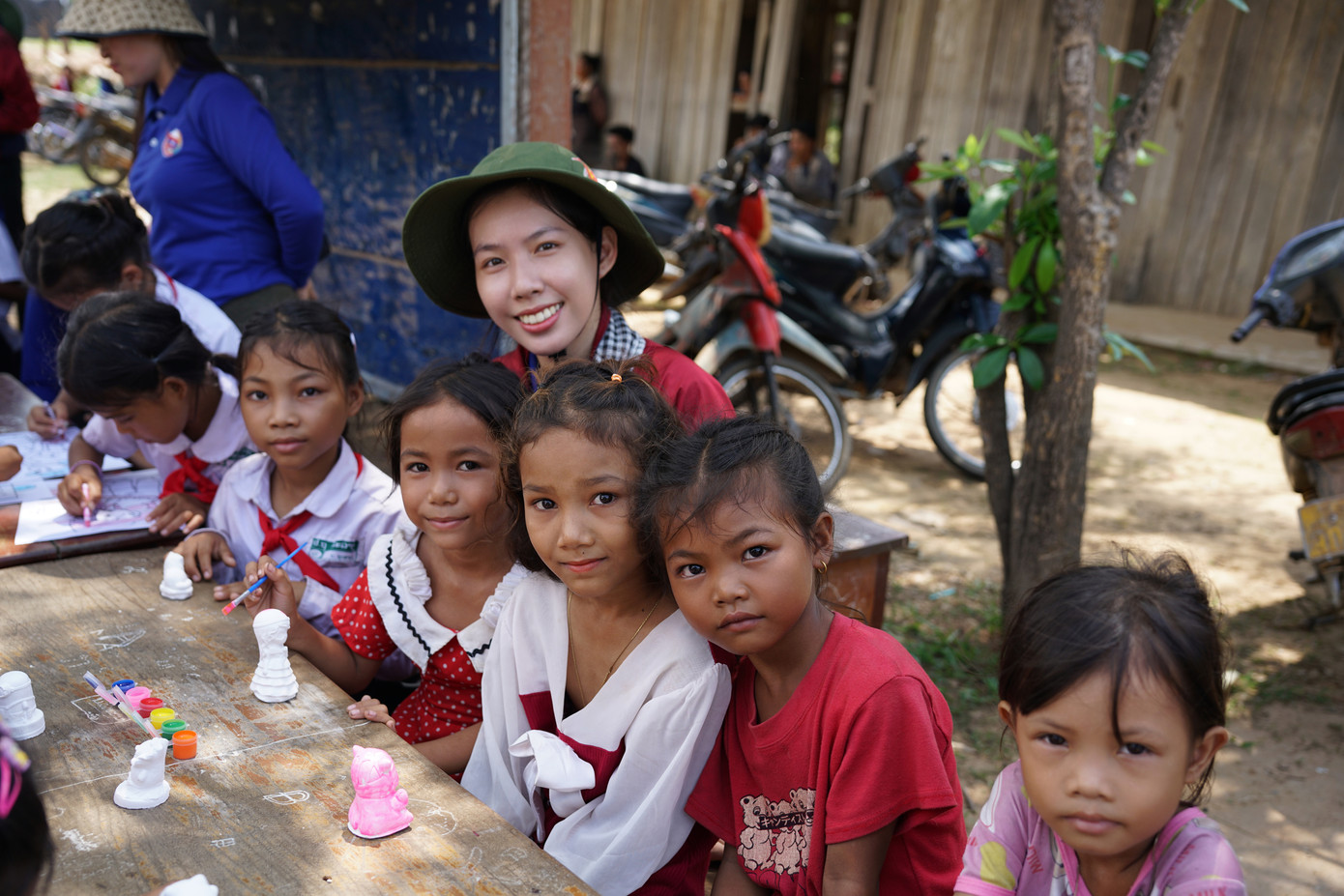 Khoảnh khắc Ngọc Hân cùng các em học sinh tại huyện Samakhixay, tỉnh Attapeu, Lào.