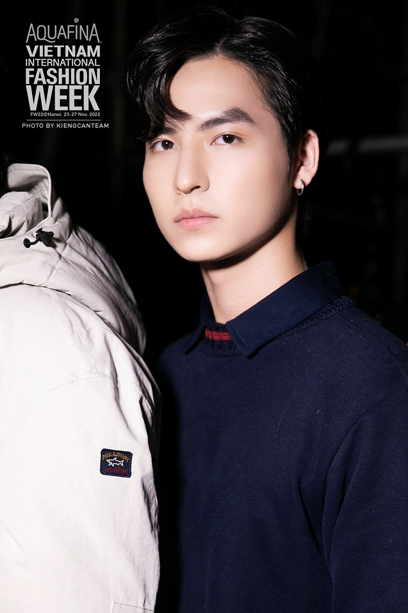 Xuất phát điểm là một sinh viên khối ngành kỹ thuật, vậy nên con đường đến với nghệ thuật của Xuân Thắng cũng gặp nhiều khó khăn. Xuất phát điểm là một sinh viên khối ngành kỹ thuật, vậy nên con đường đến với nghệ thuật của Xuân Thắng cũng gặp nhiều khó khăn.