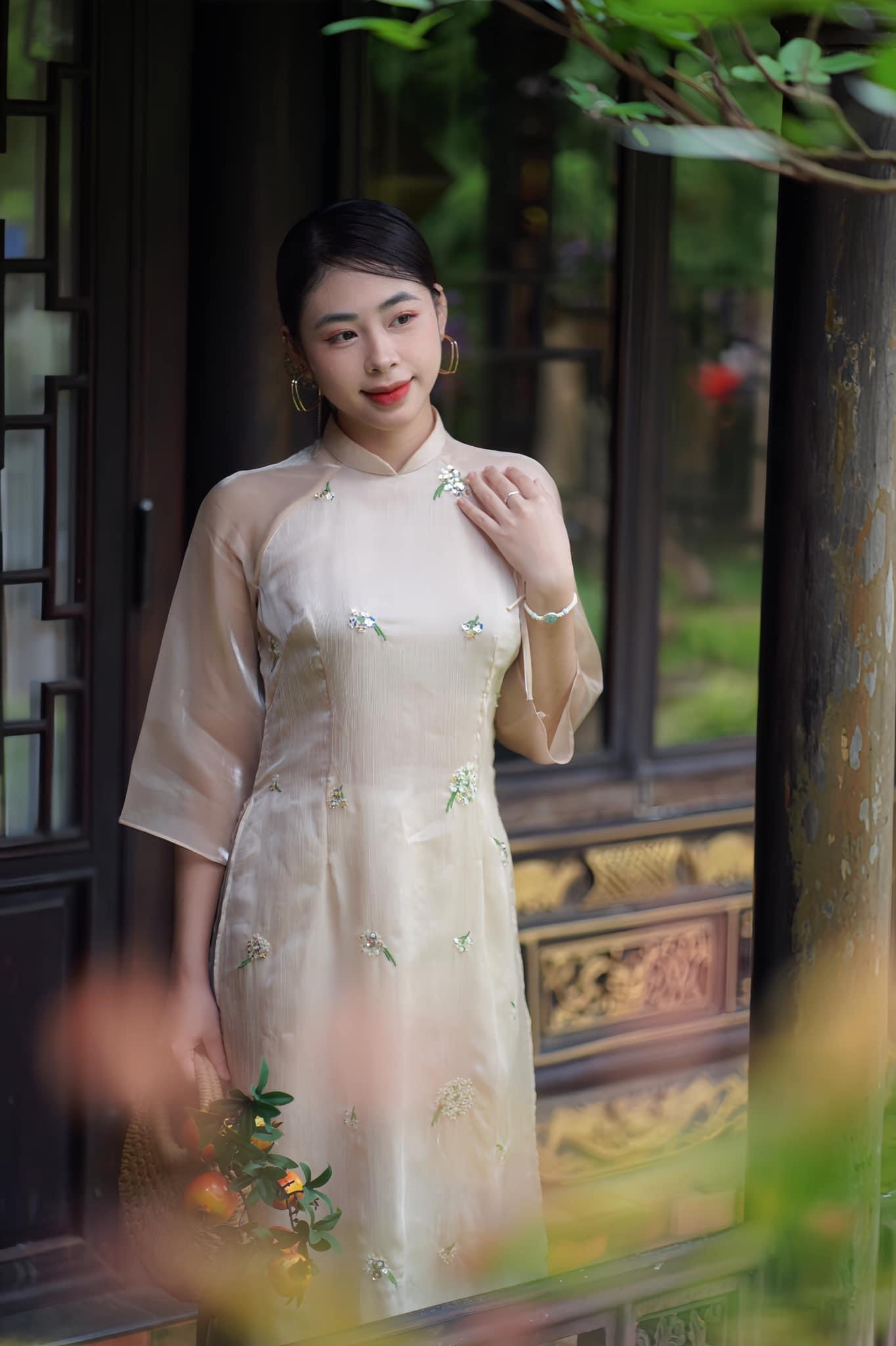 Bên cạnh công việc học, Hà Vy còn là một dancer; Ủy viên Câu lạc bộ Văn hóa văn nghệ của trường.