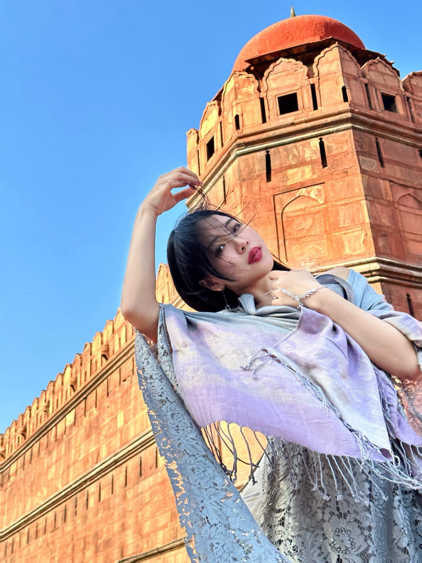 Xa Lan luôn lựa chọn những thiết kế yếm đào và áo dài truyền thống cho những vùng đất văn hóa cô đi qua. Xa Lan luôn lựa chọn những thiết kế yếm đào và áo dài truyền thống cho những vùng đất văn hóa cô đi qua.