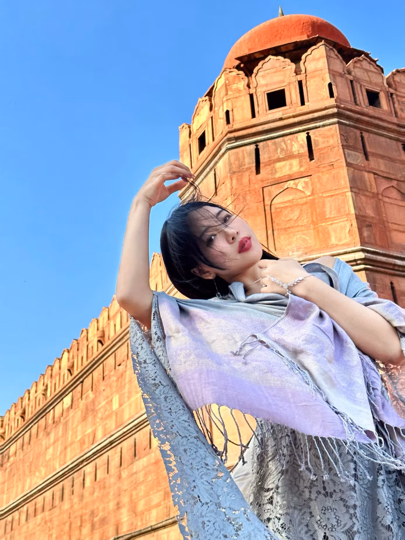 Xa Lan luôn lựa chọn những thiết kế yếm đào và áo dài truyền thống cho những vùng đất văn hóa cô đi qua.