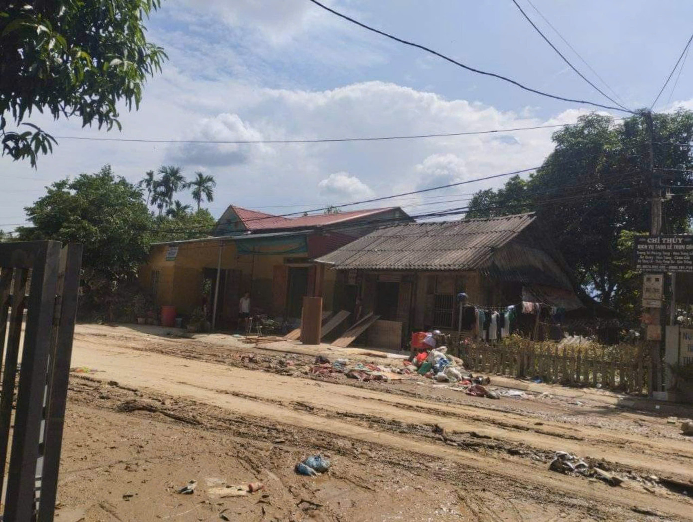 Hình ảnh sau cơn lũ tại nhà Đình Dũng. Hình ảnh sau cơn lũ tại nhà Đình Dũng.